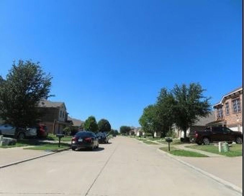 Exterior Neighborhood (street photo)