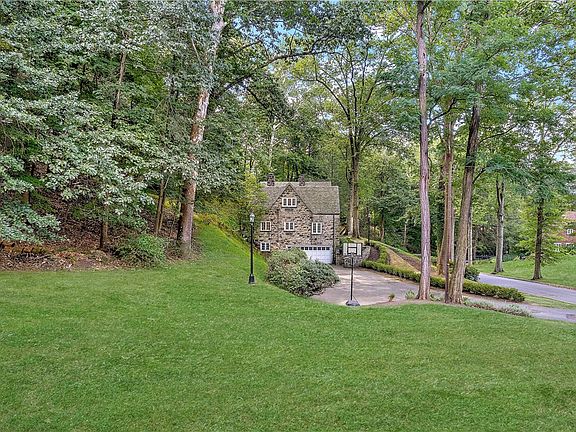 3rd image of 714 Irwin Dr