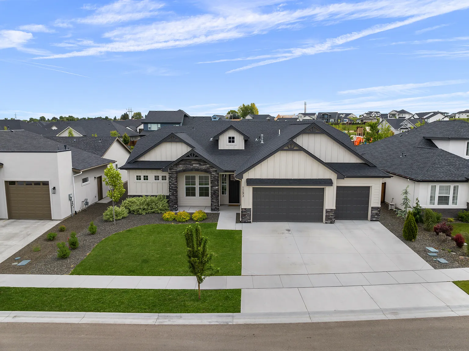 4 bed, 2.5 bath, 2304 sqft, $8,500 — Photo 3