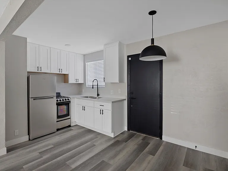 913 S 3rd St — Photo 24