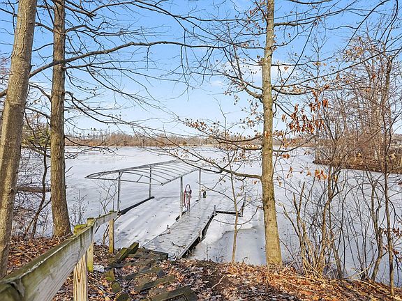 3rd image of 337 Horseshoe Ct