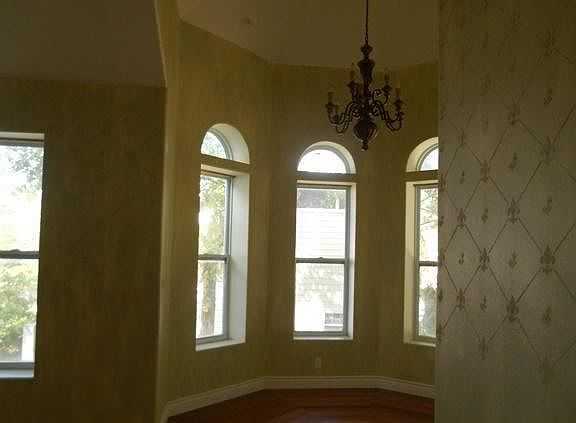 4th image of 2413 Duncan Dr