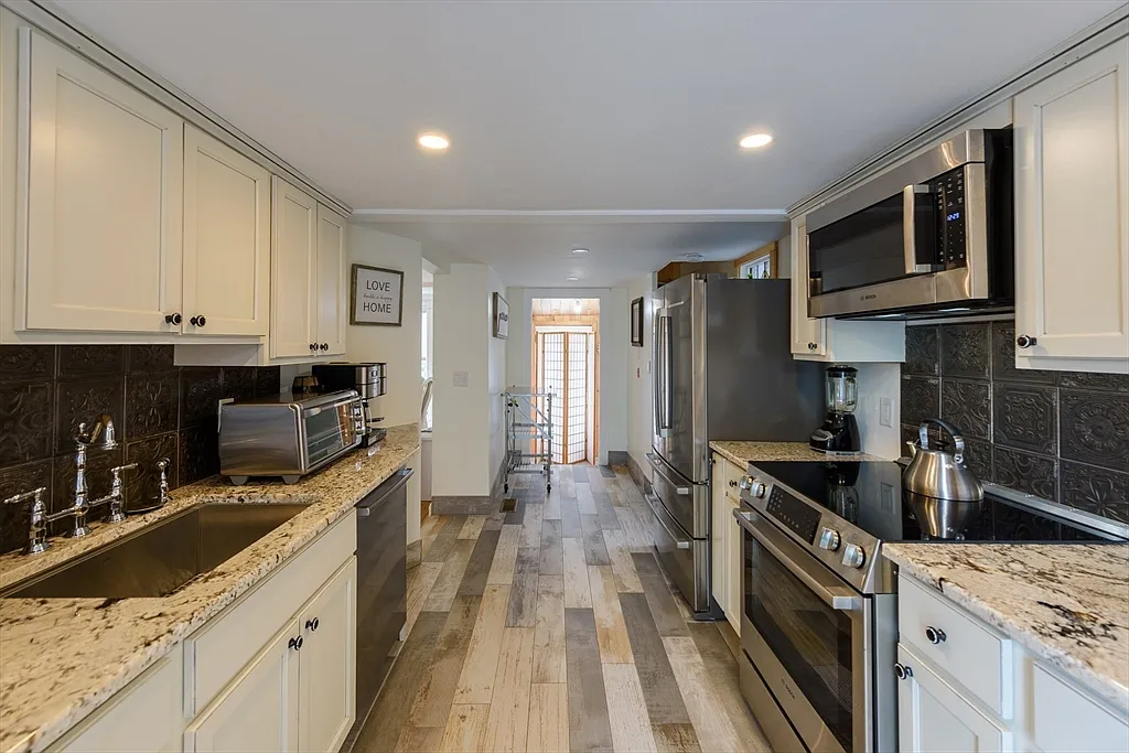 5 bed, 3.0 bath, 3000 sqft, $15,000 — Photo 4