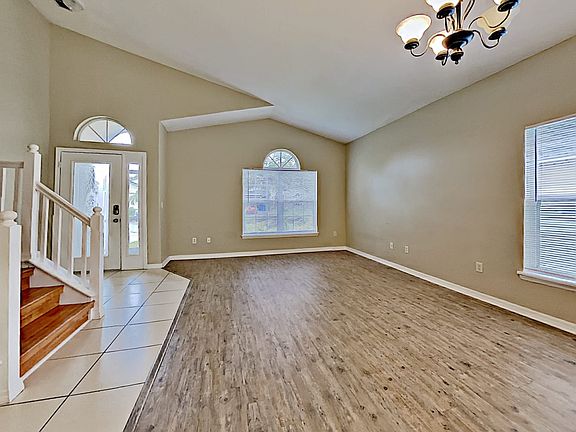 4th image of 461 Lynn St