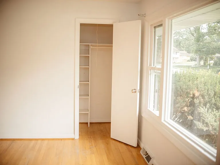 425 Spring Dr — Photo 10