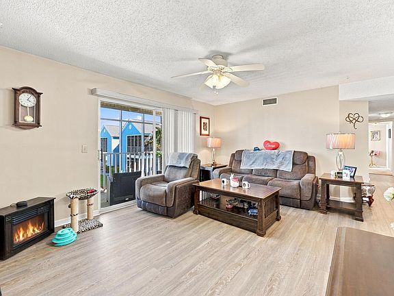 4th image of 2225 Clearwater Dr. #H