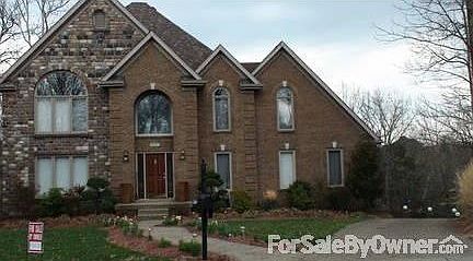 Front Yard : Elegant entryway and beautiful front yard