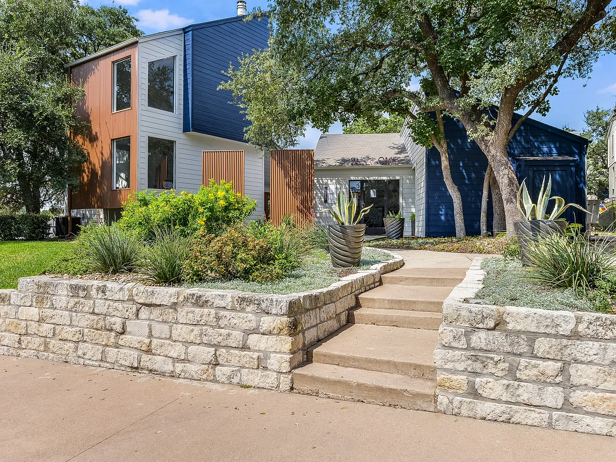 Building Photo - Peaks at Northwest Hills
