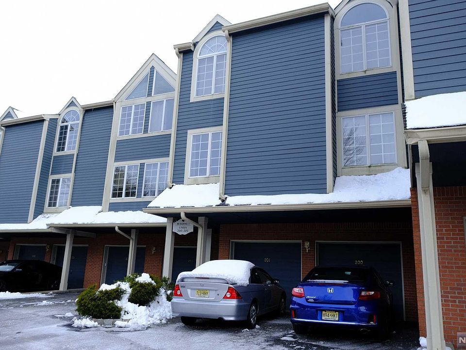 1st image of 201 Cambridge Dr