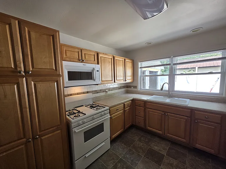 212 Brady Ln #B — Photo 4