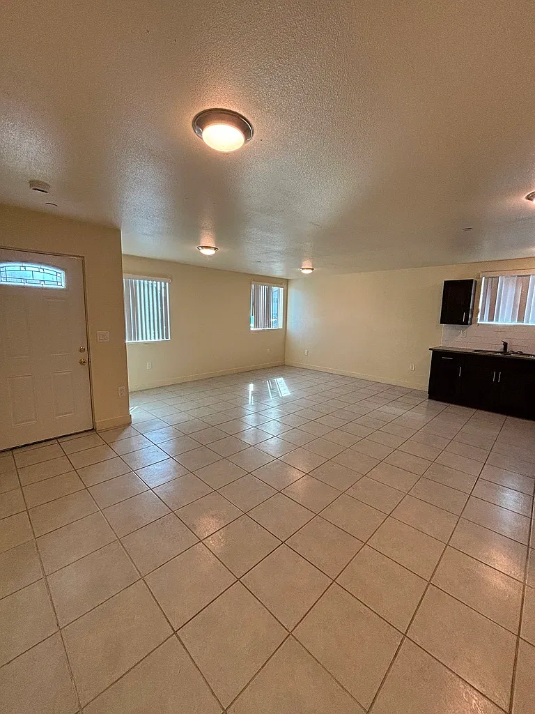 3 bed, 1216 sqft, $3,650 — Photo 2