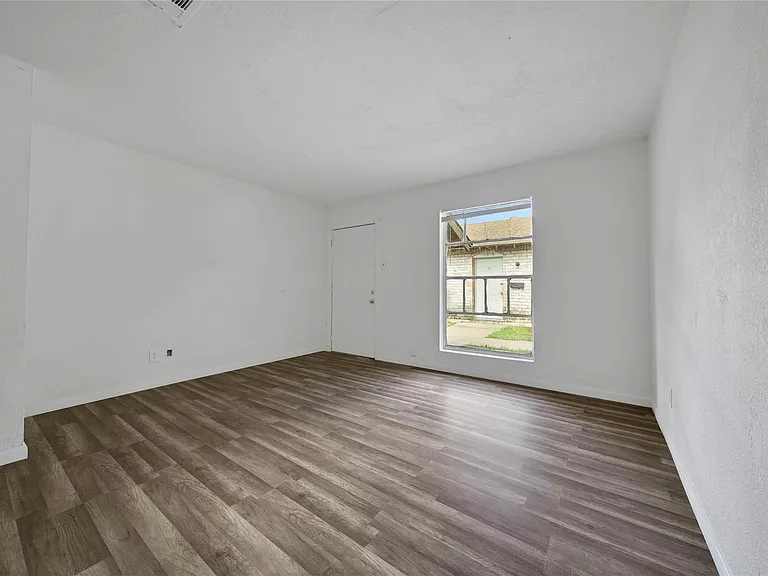 10006 Neuens Rd #1 — Photo 2
