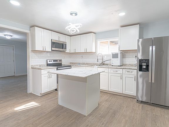 4th image of 810 Central Ave