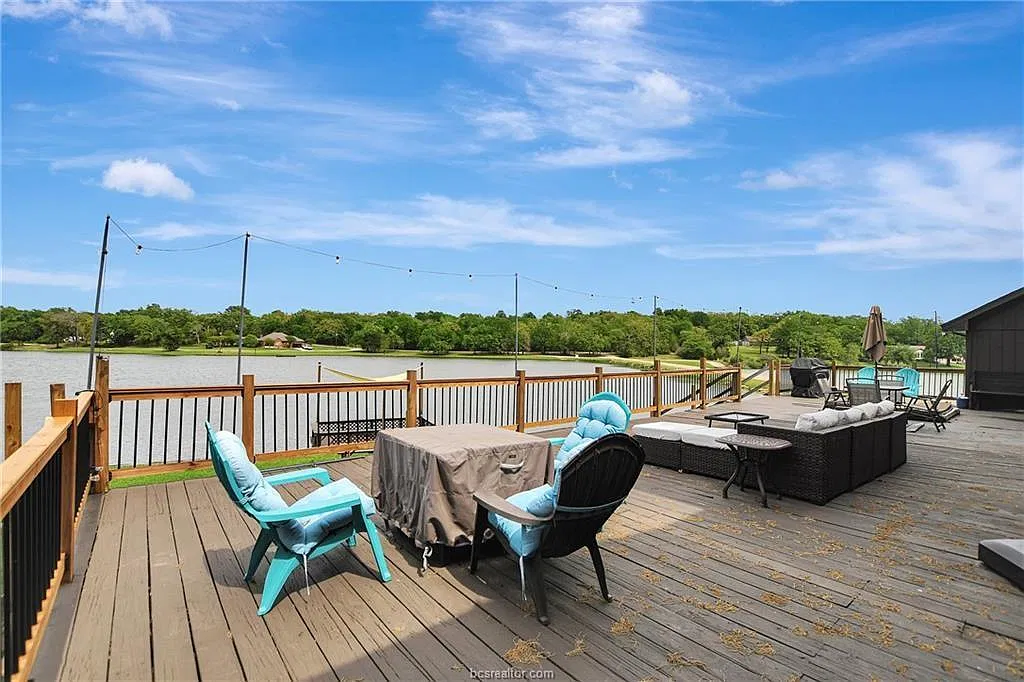 7 bed, 4.0 bath, 3006 sqft, $3,000 — Photo 3