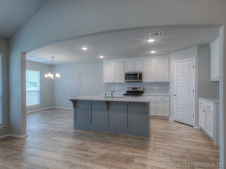 3710 S 13th Pl — Photo 9