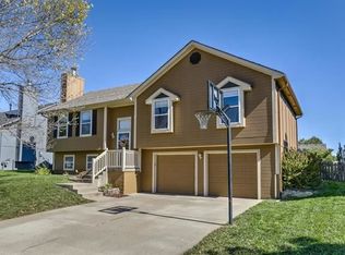 2216 NE Maybrook Dr, Blue Springs, MO 64029