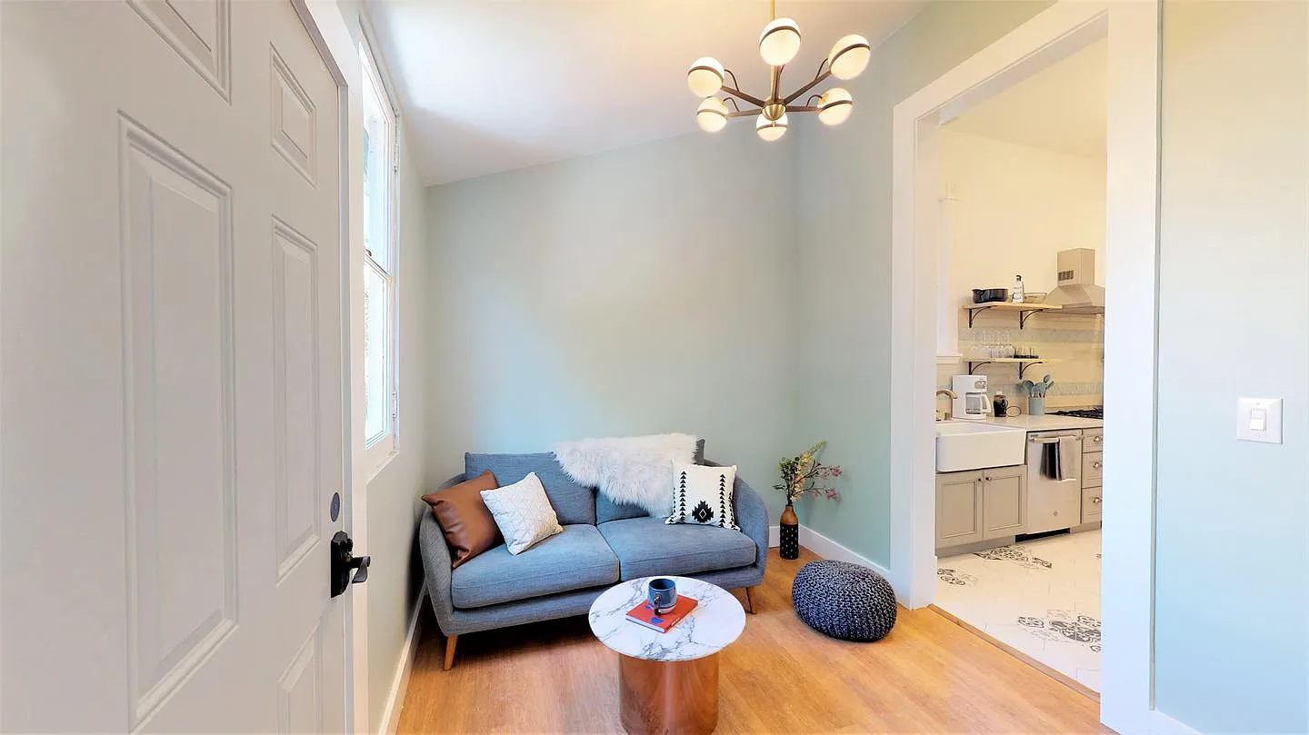 Victorian-style Alamo Square apartment with patio & backyard — Photo 1