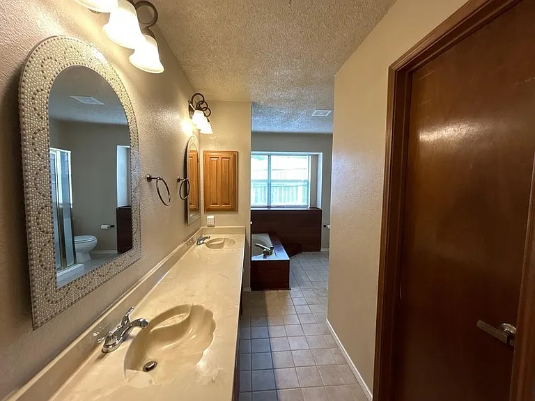 2412 Amber Hill Ln — Photo 18