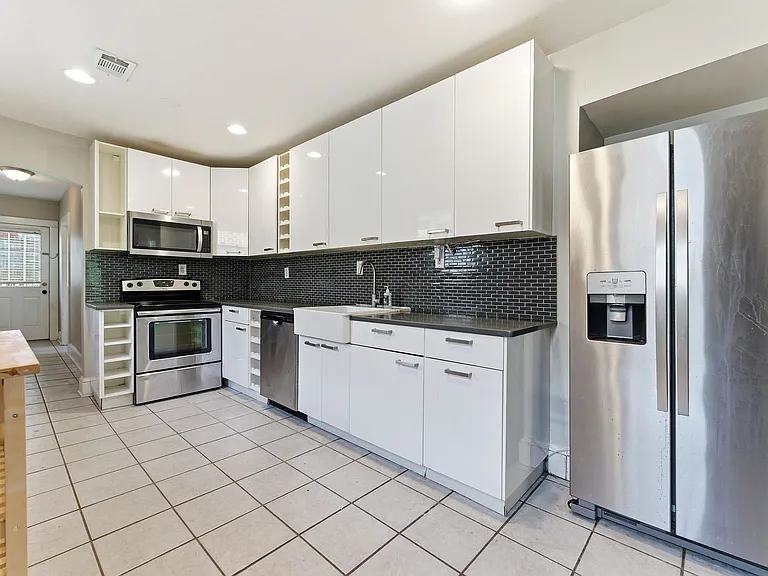 202 Warren St — Photo 15