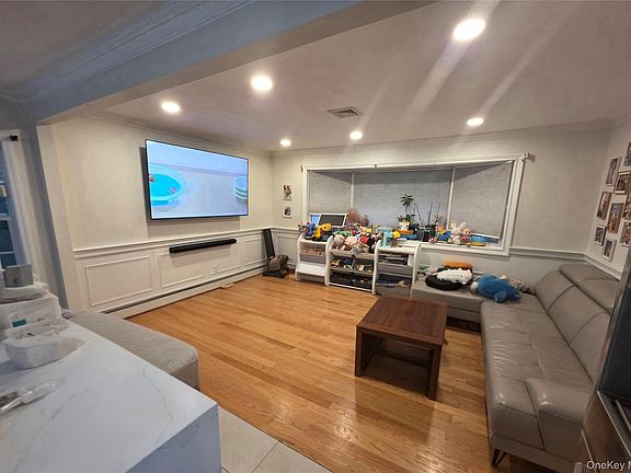 4th image of 89 Brook Court S
