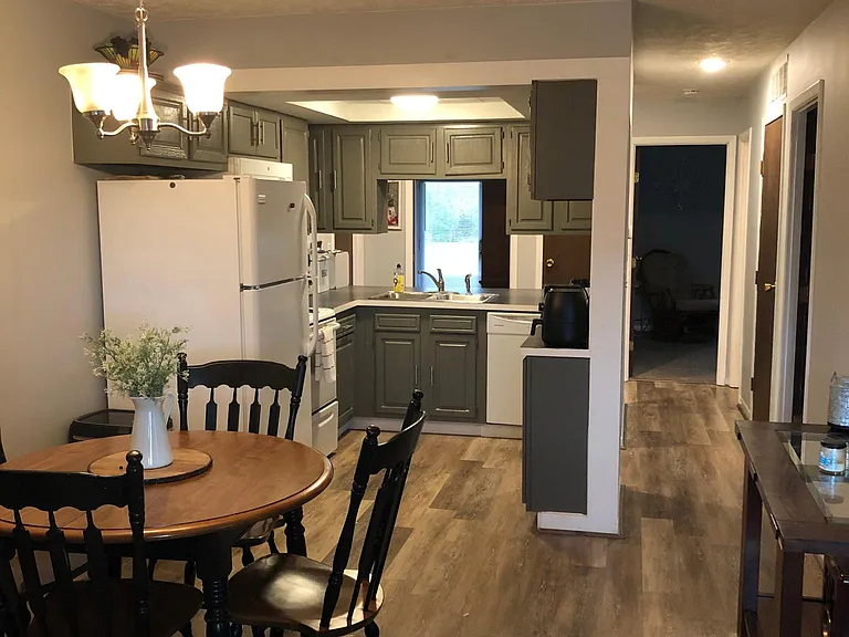 1417 Millstream Dr — Photo 2