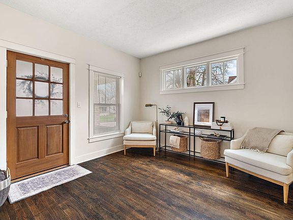 5th image of 107 Lowell Ave NE
