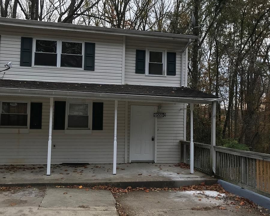 end unit upstairs apartment