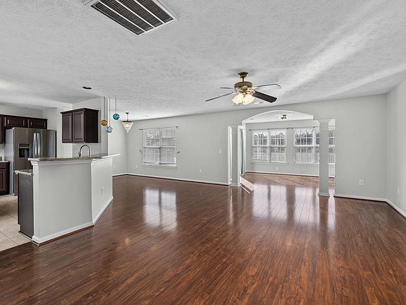 Kitchen, Family Room, Dining Room, Sun room, Outdoor patio...it's all here!