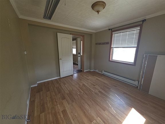 5th image of 806 Majors St
