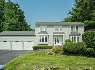 1 Stonehurst Ln, Dix Hills, NY 11746