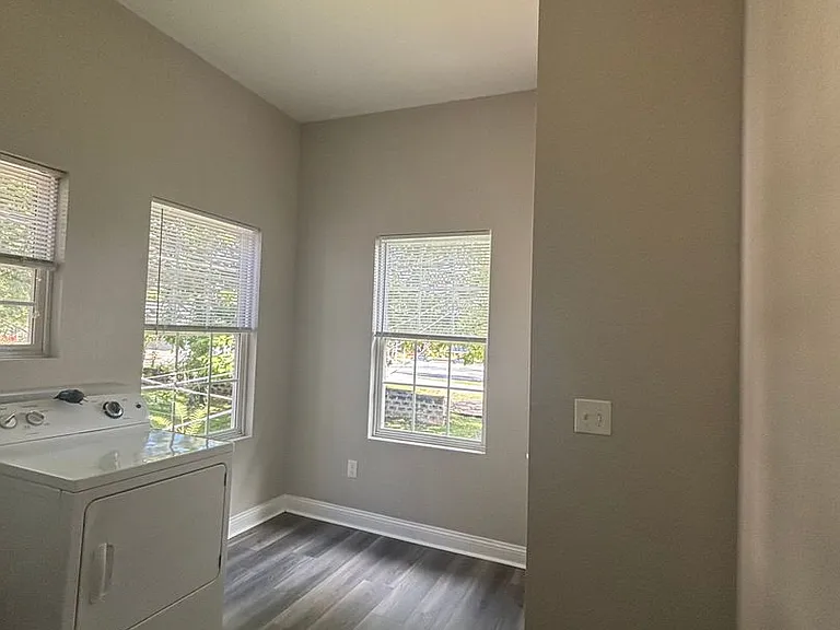 111 W Unaka Ave — Photo 15