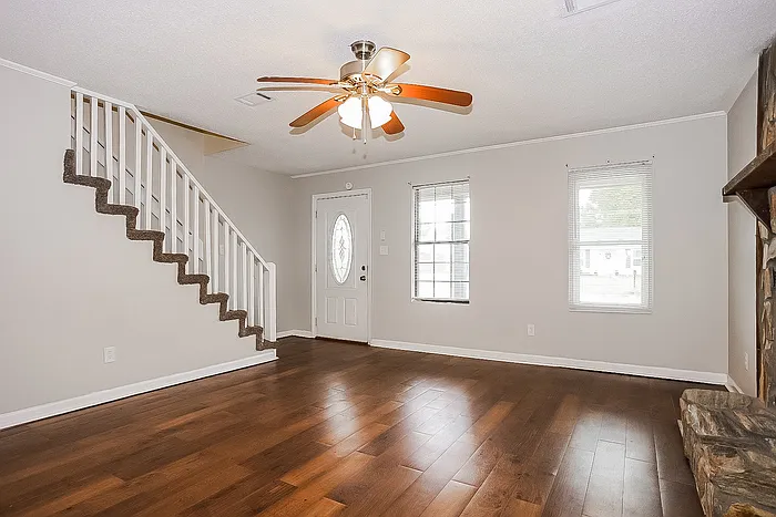 1911 Neptune Dr — Photo 6