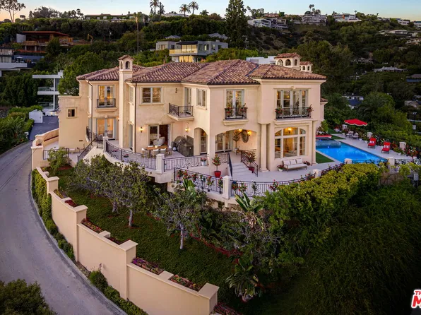 1260 St Ives Pl, Los Angeles, CA 90069