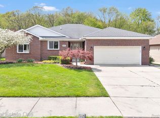 34127 Rambling Dr S, Fraser, MI 48026