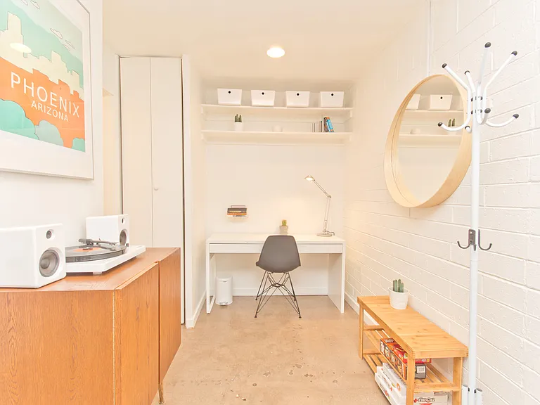 Space on 6th — Photo 17