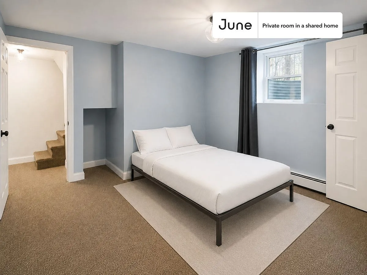 Queen bedroom in 4 bed/2 bath home in Allston #534 D — Photo 1