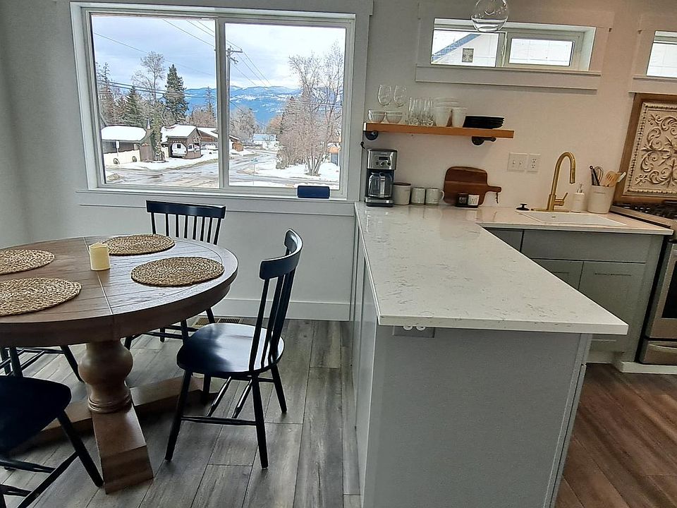 Open Livingroom, kitchen and dinning room. Full kitchen