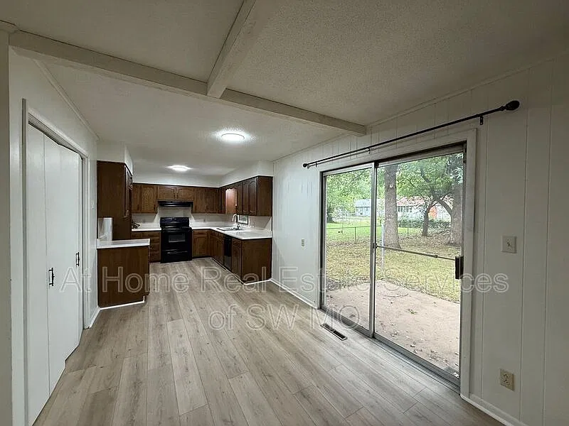 3 bed, 2.0 bath, 1292 sqft, $1,395 — Photo 3