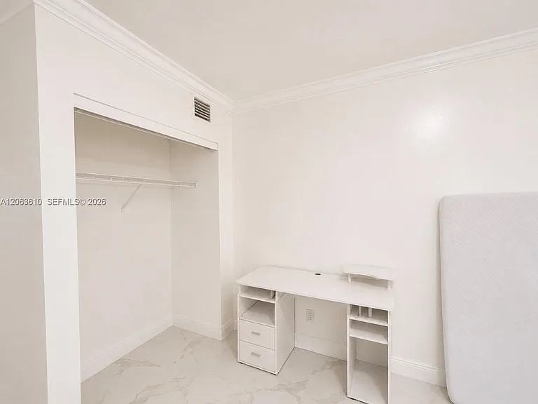 6049 SW 39th St — Photo 10