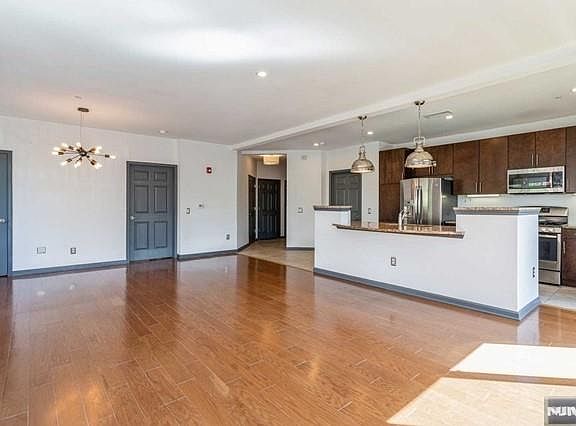 5th image of 2224 Riverview Ave