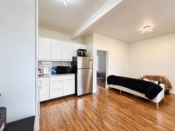 5th image of 128 Laughton Ave