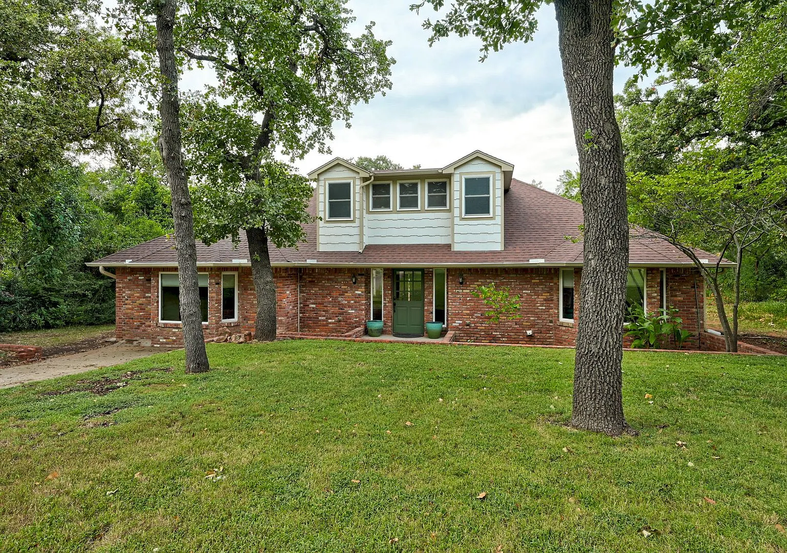 Stunning 3-Bed, 3-Bath Home in the Heart of Edmond! - Lawn Service Provided by owner — Photo 1