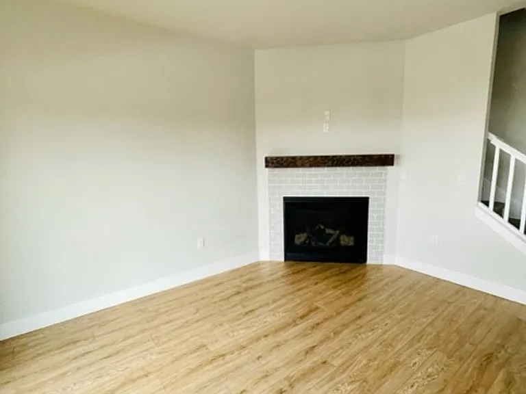1718 NE Lotus Dr #1 — Photo 4