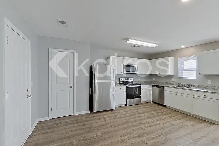 4 bed, 3.0 bath, 2010 sqft, $1,895 — Photo 3