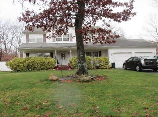 39 Howard Dr, Coram, NY 11727