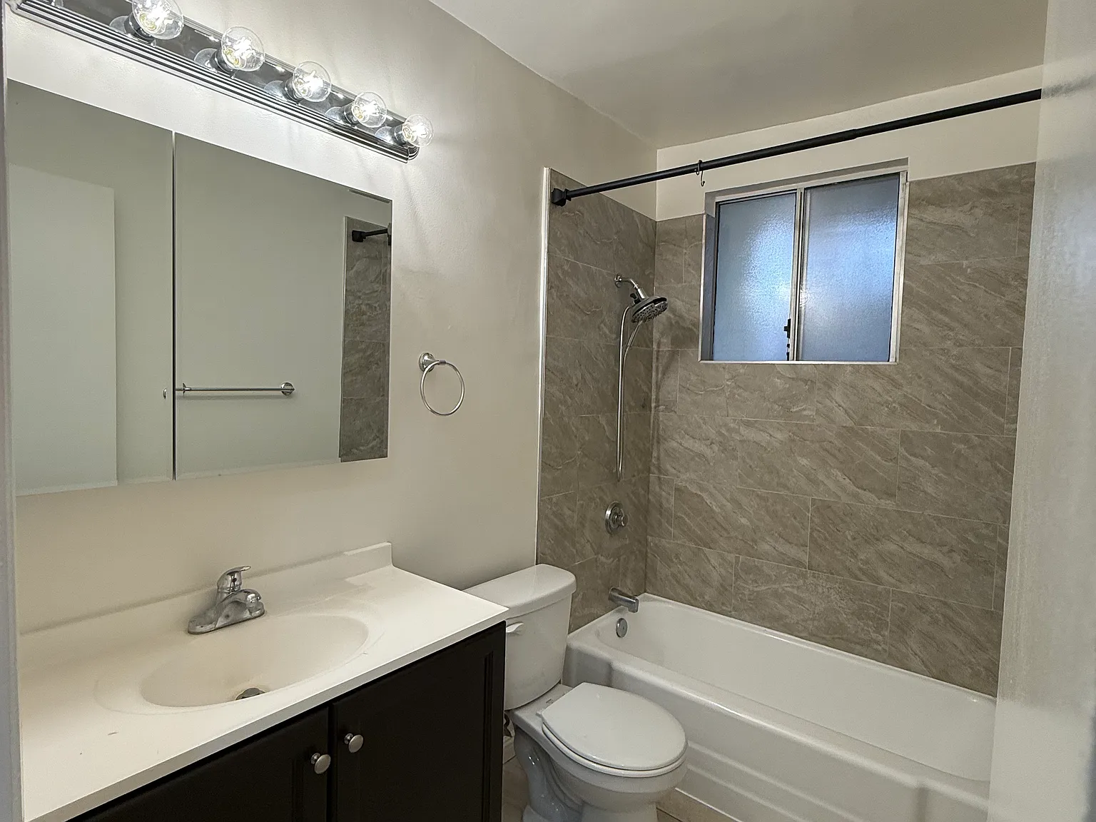 221 N Belmont St — Photo 4