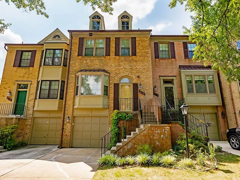 215 Lynn Manor Dr — Photo 2