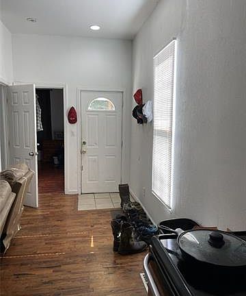 4th image of 518 Hamburg St