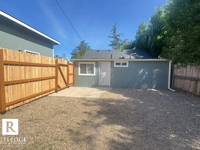 745 Dakota Ave — Photo 16