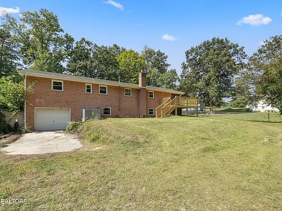 5th image of 128 Edgewood Heights Ln